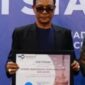 Ketua Komisi Independen Pemilihan Provinsi Aceh Agusni AH, SE., menerima penghargaan dari TVRI Aceh 