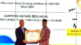 Menteri Kependudukan dan Pembangunan Keluarga/Badan Kependudukan dan Keluarga Berencana Nasional (BKKBN), Dr H Wihaji SAg, MPd, kepada Geuchik Gampong Matang Seulimeng, Jufriadi R SE, MSi, di Aula Auditorium BKKBN Jakarta, Selasa (11/12/24).