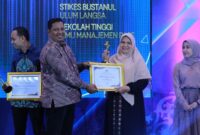 Pihak LLDIKTI XIII Aceh saat menyerahkan dua penghargaan Gold Winner dan Silver Winner kepada Ketua STIKES Bustanul Ulum Langsa, Bd. Nurhidayati, S.Sos, S.Keb, MPH, di Hotel Hermes Palace Banda Aceh, Selasa (10/12/24) malam lalu.