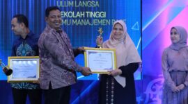 Pihak LLDIKTI XIII Aceh saat menyerahkan dua penghargaan Gold Winner dan Silver Winner kepada Ketua STIKES Bustanul Ulum Langsa, Bd. Nurhidayati, S.Sos, S.Keb, MPH, di Hotel Hermes Palace Banda Aceh, Selasa (10/12/24) malam lalu.