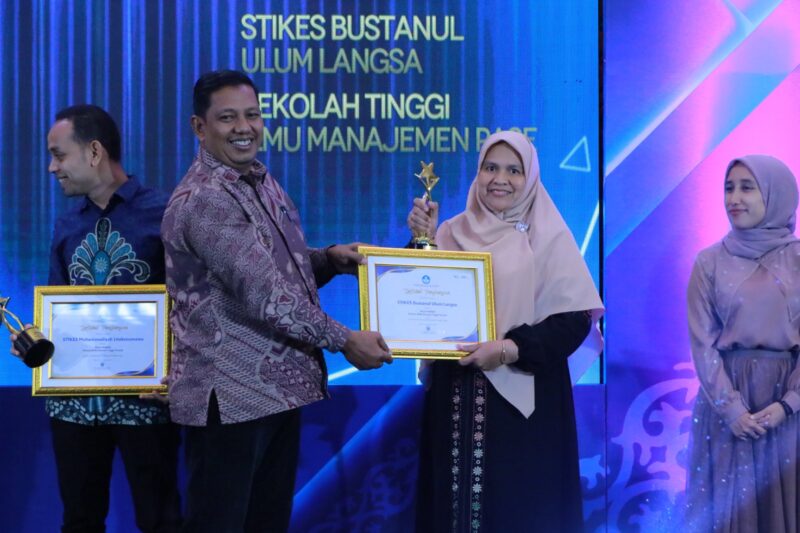 Pihak LLDIKTI XIII Aceh saat menyerahkan dua penghargaan Gold Winner dan Silver Winner kepada Ketua STIKES Bustanul Ulum Langsa, Bd. Nurhidayati, S.Sos, S.Keb, MPH, di Hotel Hermes Palace Banda Aceh, Selasa (10/12/24) malam lalu.
