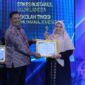 Pihak LLDIKTI XIII Aceh saat menyerahkan dua penghargaan Gold Winner dan Silver Winner kepada Ketua STIKES Bustanul Ulum Langsa, Bd. Nurhidayati, S.Sos, S.Keb, MPH, di Hotel Hermes Palace Banda Aceh, Selasa (10/12/24) malam lalu.