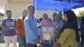 PJ Walikota Langsa secara simbolis menyerahkan bahan pangan kepada warga 