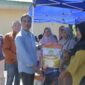 PJ Walikota Langsa secara simbolis menyerahkan bahan pangan kepada warga 