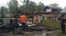 Satu unit rumah kontruksi kstu ludes terbakar di Gampong Meunasah Rambot , Lhoksukon, Aceh Utara 