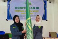 Ketua Demisioner, Cut Nisa Fadila, S.Pd, saat menyerahkan pataka kepada Ketua terpilih Nisa Amalia pada Konfercab III PC IPPNU Kota Langsa, di Aula Dayah Raudhatun Najah, Sabtu (14/12/24) kemarin.