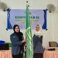 Ketua Demisioner, Cut Nisa Fadila, S.Pd, saat menyerahkan pataka kepada Ketua terpilih Nisa Amalia pada Konfercab III PC IPPNU Kota Langsa, di Aula Dayah Raudhatun Najah, Sabtu (14/12/24) kemarin.