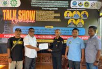 Penyerahan piagam penghargaan kepada Ketua IKA Tenik Unsam, M Nasir, pada acara talk show kepemudaan, di Markas DPC Granat Kota Langsa, Minggu (15/12/24).