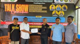 Penyerahan piagam penghargaan kepada Ketua IKA Tenik Unsam, M Nasir, pada acara talk show kepemudaan, di Markas DPC Granat Kota Langsa, Minggu (15/12/24).