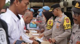 Kapolres Aceh Utara memimpin kegiatan pemeriksaan senpi personilnya 