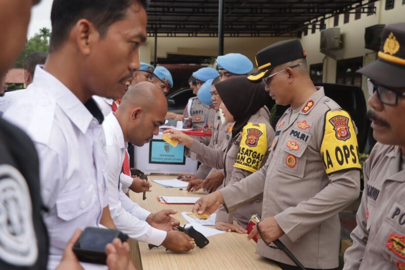Kapolres Aceh Utara memimpin kegiatan pemeriksaan senpi personilnya 