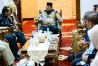 Pj. Gubernur Aceh, Dr. H. Safrizal ZA, M. Si, didampingi Kepala SKPA/Biro terkait, saat menerima kunjungan Medical Relief Society (MERCY) Malaysia di Meuligoe Gubernur Aceh, Banda Aceh, Senin, (23/12/2024) .