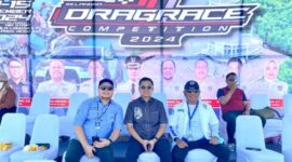 Walikota Langsa Terpilih Jeffry Sentana S Putra di apit Ketua IMI Aceh, Mirza Mubarak dan Ketua IMI Langsa Dalem Syukri ST saat menyaksikan Drag Race di lintasan pelabuhan Kuala Langsa, Minggu (15/12/24).