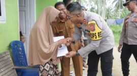 Kapolres Aceh Utara, AKBP Nanang Indra Bakti, S.H., S.I.K memberikan santunan kepada Nek Antiah (70 tahun) di Gampong Meunasah Rambot, Kecamatan Lhoksukon. Rumah kayu milik Nek Antiah sebelumnya musnah terbakar pada Sabtu, 14 Desember 2024. 