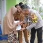 Kapolres Aceh Utara, AKBP Nanang Indra Bakti, S.H., S.I.K memberikan santunan kepada Nek Antiah (70 tahun) di Gampong Meunasah Rambot, Kecamatan Lhoksukon. Rumah kayu milik Nek Antiah sebelumnya musnah terbakar pada Sabtu, 14 Desember 2024. 