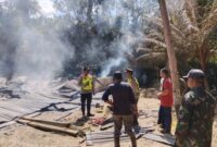 Diduga akibat Korsleting listrik, rumah kontruksi kayu milik pria lansia terbakar di paya Bakong 


