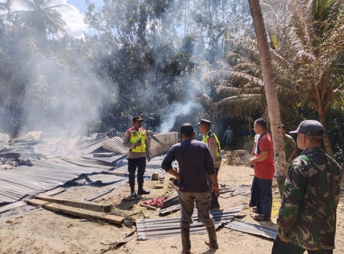 Diduga akibat Korsleting listrik, rumah kontruksi kayu milik pria lansia terbakar di paya Bakong 


