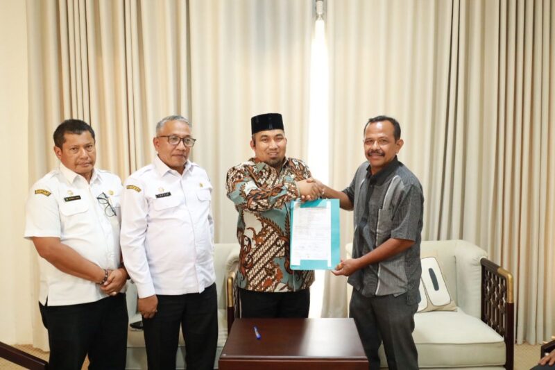 Pj Bupati Aceh Besar Muhammad Iswanto, S.STP MM melakukan Penandatanganan Hibah Tanah SMP Lhoong, Meuligoe Bupati Aceh Besar, poto MC Kota Jantho