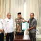 Pj Bupati Aceh Besar Muhammad Iswanto, S.STP MM melakukan Penandatanganan Hibah Tanah SMP Lhoong, Meuligoe Bupati Aceh Besar, poto MC Kota Jantho