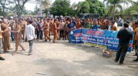 Ratusan perangkat desa (Gampong) datangi Pendopo Bupati Aceh Timur, tuntut siltap segera dibayarkan 