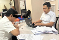 Diduga alihkan dana deposito nasabah sebesar  Rp700 juta, satu oknum karyawan Bank Syariah Indonesia (BSI) berinisial AD (30) di tahan oleh Penyidik Subdit 2 Fismondev Ditreskrimsus Polda Aceh. 18 Desember 2024.