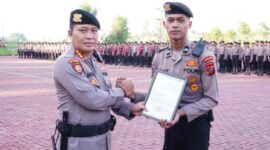 Kapolda Sumut Irjen. Pol. Whisnu Hermawan Februanto, S.I.K., M.H., melalui Direktur Samapta Polda Sumut Kombes Pol Dr. Dwi Tunggal Jaladri, S.H., S.I.K., M.Hum  menyerahkan penghargaan kepada Kedua Personel Bripda Erik Astrada Sirait dan Bripda Rafael Herodion Girsang, Kamis 30 Januari 2025.
