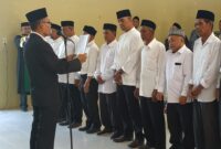 Camat Kuta Baro Rusdi melantik para Tuha Peut dari tiga mukim di wilayah Kecamatan Kuta Baro, Aceh Besar, pada Selasa (21/1/2025)