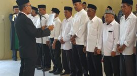 Camat Kuta Baro Rusdi melantik para Tuha Peut dari tiga mukim di wilayah Kecamatan Kuta Baro, Aceh Besar, pada Selasa (21/1/2025)