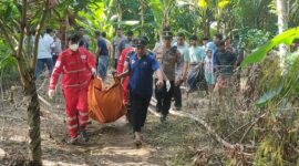 Mayat sedang dievakuasi oleh pihak keamanan bersama warga setempat 