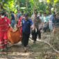 Mayat sedang dievakuasi oleh pihak keamanan bersama warga setempat 