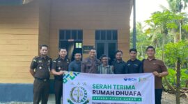 Kejari Bireuen menyerahkan rumah kepada Kakak Zakaria 