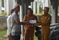 PJ Walikota Langsa Syaridin menyerahkan bantuan semen untuk pembangunan Mesjid di lima Kecamatan dalam wilayah Kota Langsa 