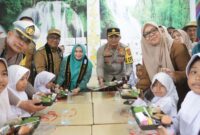 PJ Bupati Aceh Utara DR. Drs Mahyuzar M.Si dan Kapolres Aceh Utara AKBP Nanang Indra Bakti, S.H., S.I.K hadiri launching Makanan Bergizi Gratis di SD Neg 2 Lhoksukon 