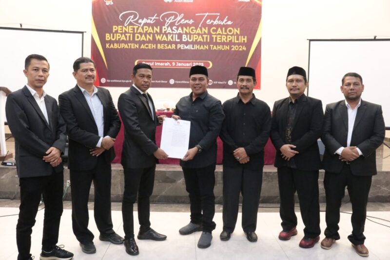 KIP Aceh Besar telah menetapkan pasangan H Muharram idris-Drs H Syukri A Jalil sebagai Bupati dan Wakil Bupati Aceh Besar terpilih periode 2025-2030 melalui Rapat pleno terbuka di Orion Hall, Garot Darul Imarah Kamis (9/1/2025).