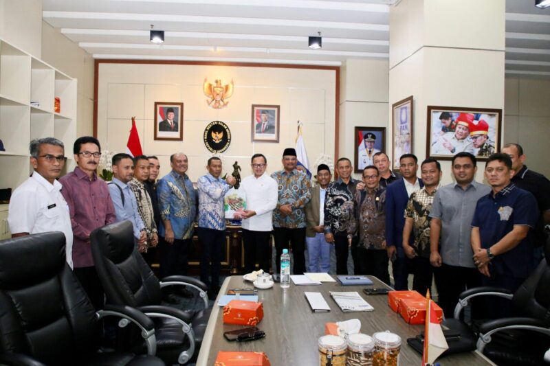 Ketua DPRA, Zulfadli Menyerahkan Berkas Pengesahan Calon Gubernur dan Wakil Gubernur Aceh Kepada Wakil Menteri Dalam Negeri, Bima Arya, di Jakarta (Foto:Dok Ist)