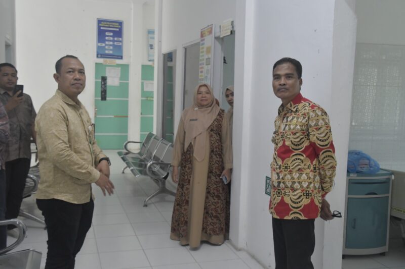 PJ.Walikota Langsa Dr Syaridin MP.d bersama Kepala Puskesmas Langsa Timur Erizal saat meninjau Ruang Rawat Inap.