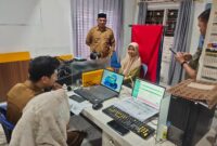 Geuchik Gampong Lhok Banie, Yusri saat mendampingi warganya saat melakukan perekaman e-KTP, di kantornya, Senin, 20 Januari 2025