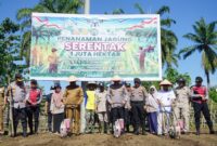 Kapolres Lhokseumawe, AKBP Henki Ismanto, S.I.K didampingi Wakapolres Kompol Salmidin, S.E., M.M serta sejumlah pejabat utama Polres Lhokseumawe dan instansi  terkait serta masyarakat melakukan penanaman jagung serentak 