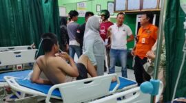 Salah seorang korban yang selamat dalam insiden tengelam warga di Pantai Ujung Blang Lhokseumawe 