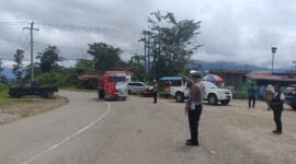 Satlantas mengatur arus kendaraan di Gunung Salak