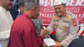 Wakapolres Aceh Utara Kompol Muhayat Effendie memberikan bingkisan kepada para jamaah dalam program berbagi kasih 