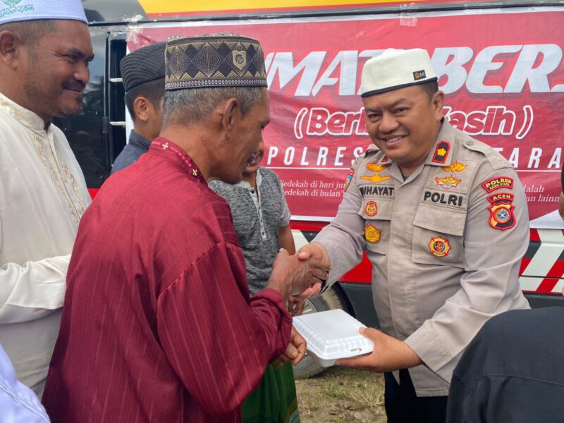 Wakapolres Aceh Utara Kompol Muhayat Effendie memberikan bingkisan kepada para jamaah dalam program berbagi kasih 