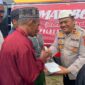 Wakapolres Aceh Utara Kompol Muhayat Effendie memberikan bingkisan kepada para jamaah dalam program berbagi kasih 