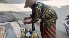 Perempuan renta Sumiati (67) penjaja jamu tradisional 