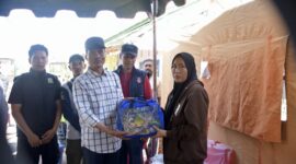 PJ Walikota Langsa serahkan bantuan masa panik kepada Korban Kebakaran si Sungai Pauh Pusaka 