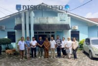 Anggota DPRD Kota Pematang Siantar foto bersama dengan jajaran Diskominfo Kota Langsa