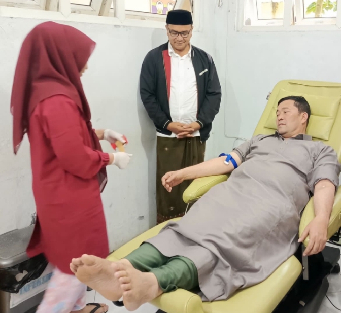 Bupati Terpilih Aceh Tengah Drs Haili Yoga M.Si saat mendonorkan darah di RSUD Datu Beru 