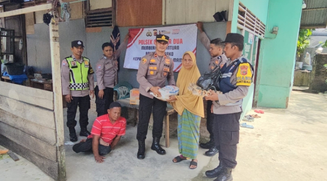 Kapolsek Bandar Dua Ipda Taufikurrahman, S.H., bersama para Bhabinkamtibmas menyerahkan bantuan kepada warga kurang mampu 