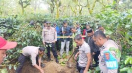Polisi dan Waga sedang menggali mayat dalam drum yang terkubur di kebun kopi 