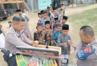 Ipda Irfan membagikan Es krim gratis kepada santri di Dayah Raudhatul Huda